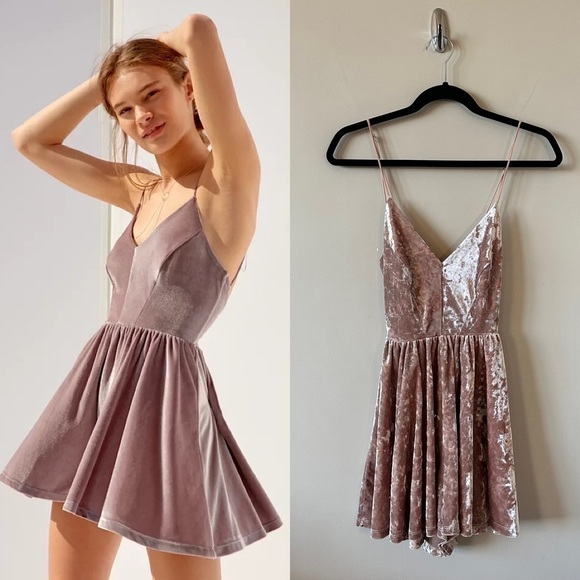 UO-SILENCE & Noise Vanessa Crushed Velvet Short Romper (Size:Small) - Picture 1 of 10